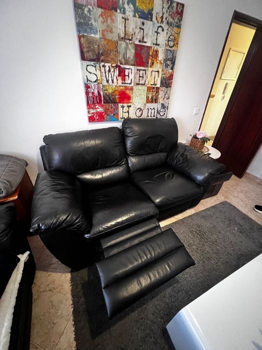 Sofá em pele de dois lugares extensível