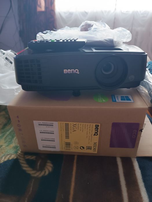 Projektor BenQ z pilotem