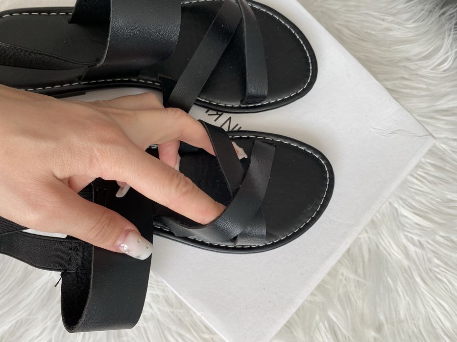 Czarne sandały na płaskiej podeszwie klapki 36