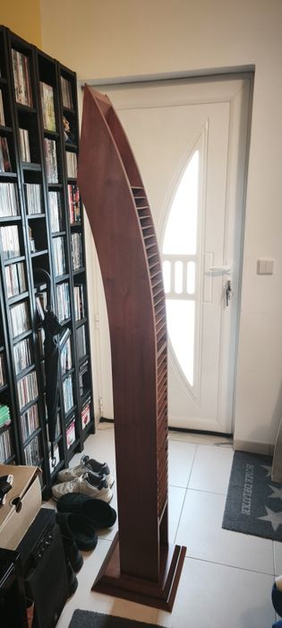 Estante elegante em cerejeira para CDs – peça decorativa única