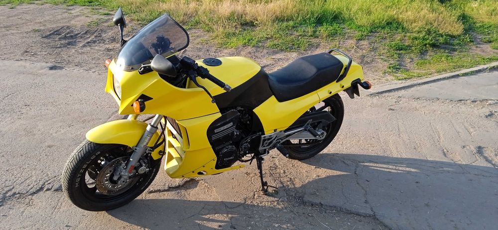 Kawasaki gpz900.       .