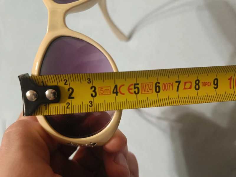 Kremowe okulary przeciwsłoneczne dla dziecka z fioletowymi szkłami