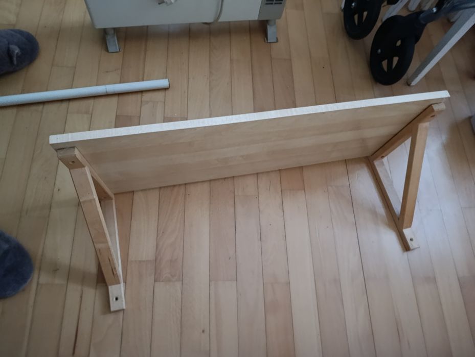 półka ścienna wisząca na wspornikach ikea