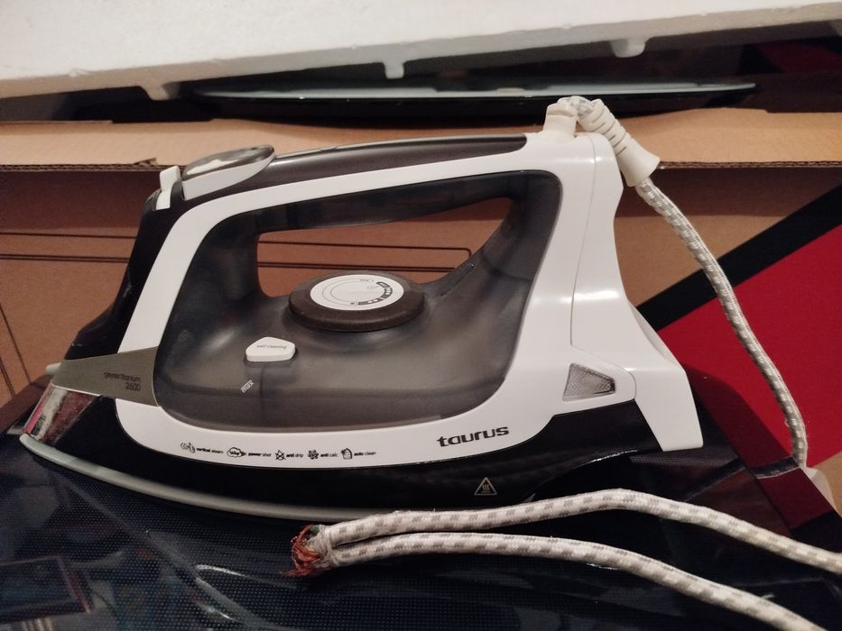 Ferro a Vapor Taurus