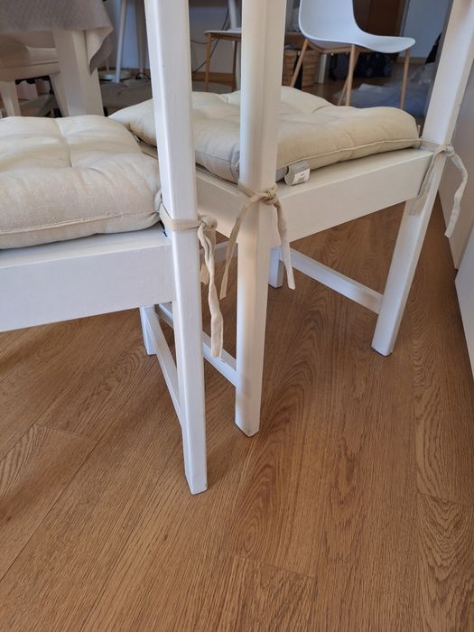 Cadeiras brancas com almofada (madeira)