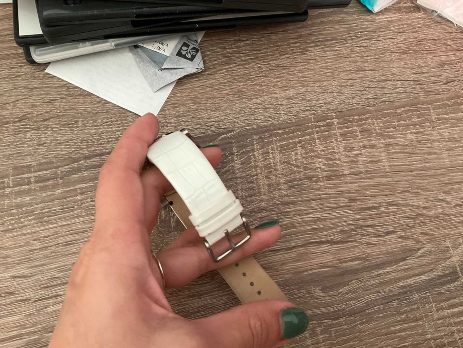 Relógio One com bracelete branca em pele