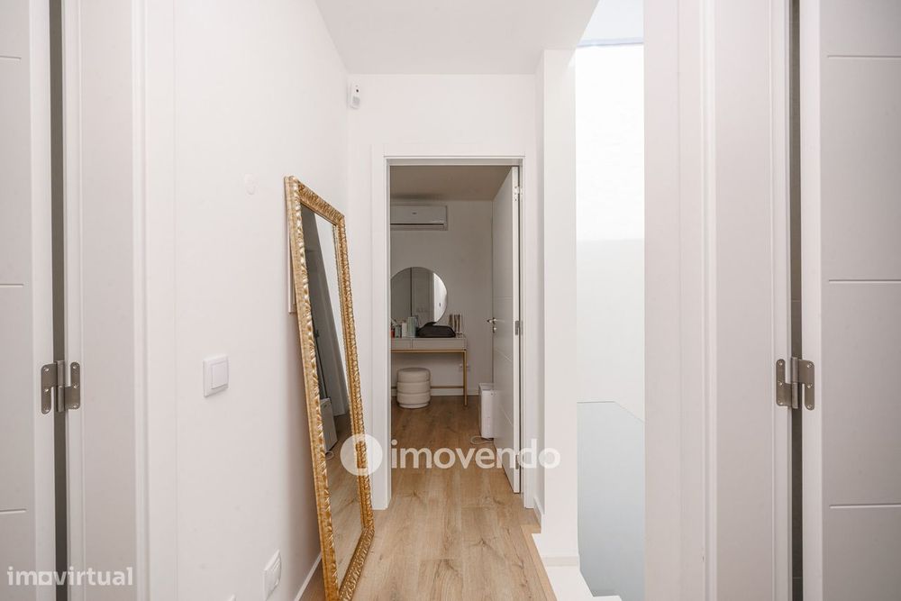 Moradia T3+1 moderna, com piscina e garagem, na Caparica