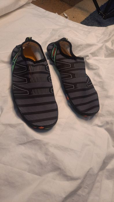 Удобные легкие можно по песку.