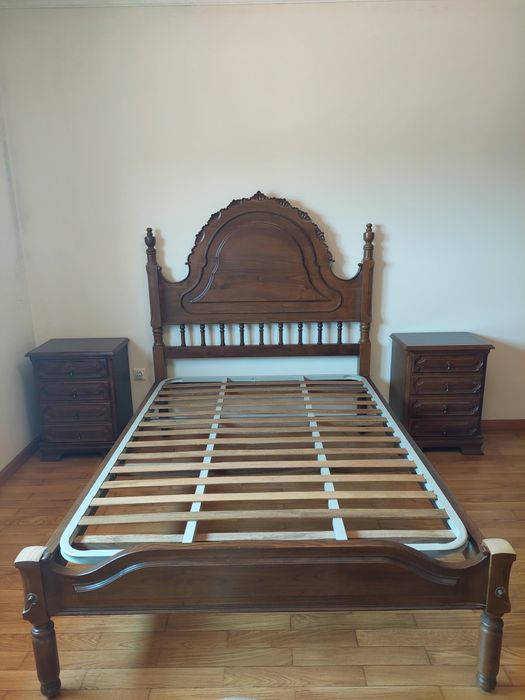 Cama de casal + duas mesinhas de cabeceira + cómoda + espelho