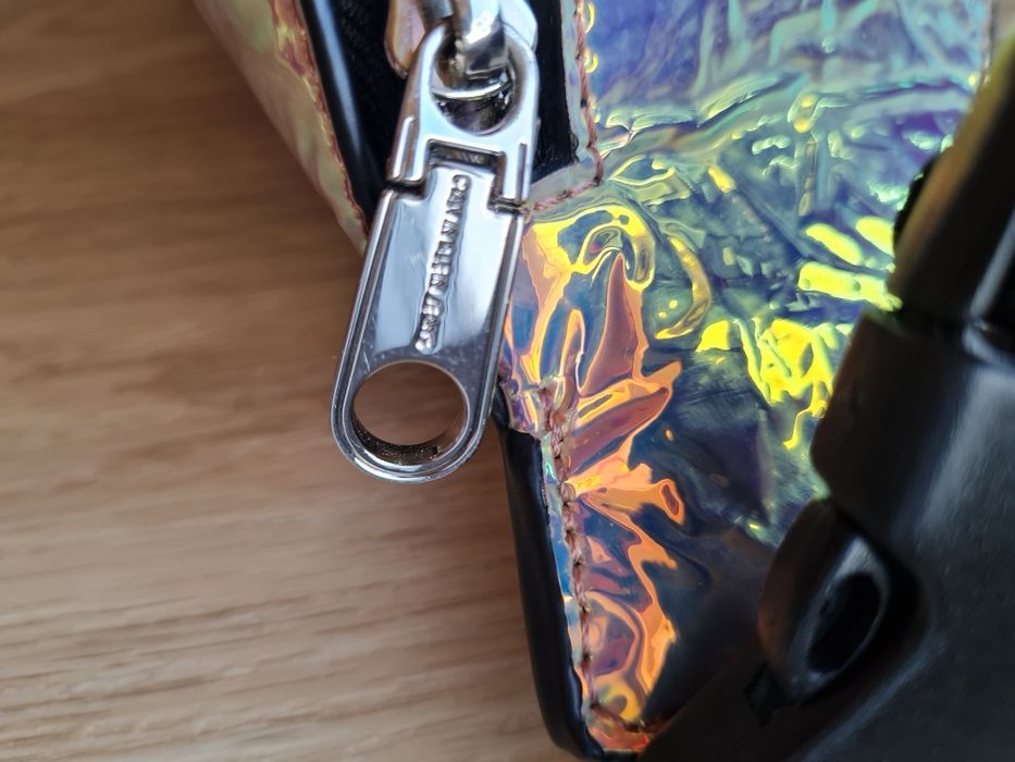 Miesiąca się wieloma kolorami nerka Calvin Klein