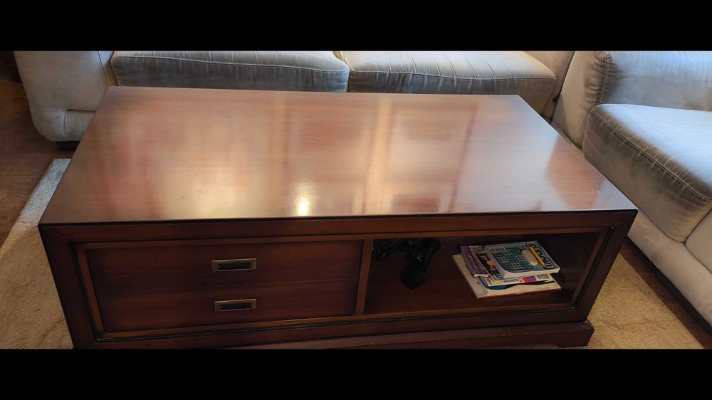 Conjunto de sofás e mesa de apoio