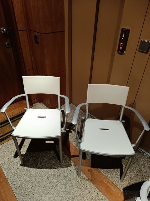 Cadeiras de metal e plastico