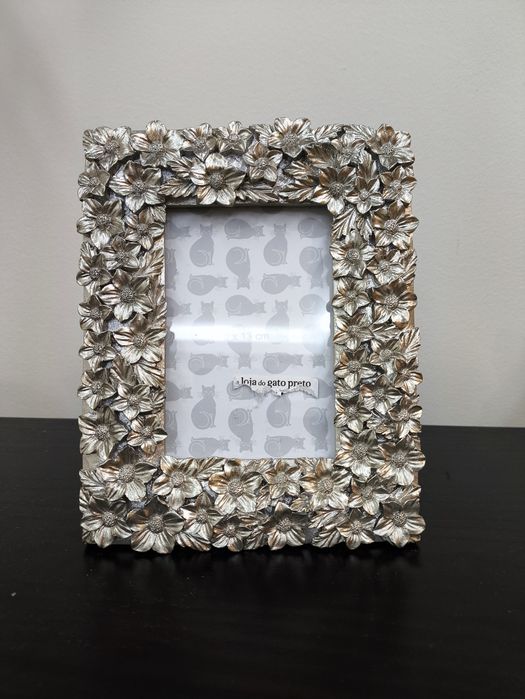 Moldura com flores em relevo