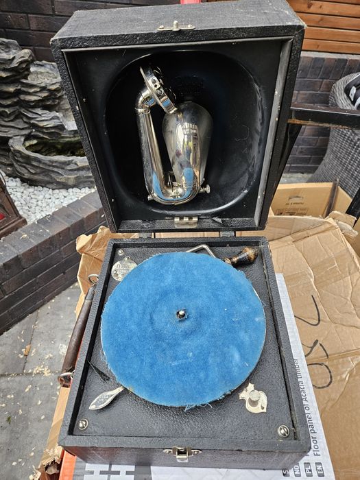 Antyczny gramofon "okopowy"