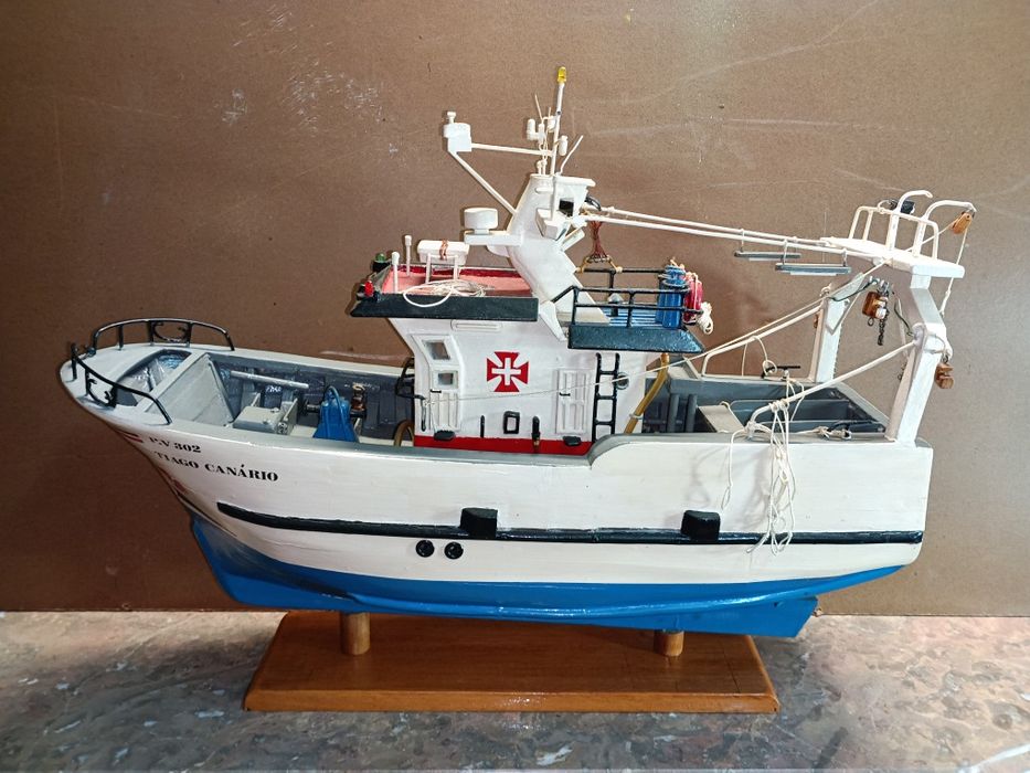 Barco em madeira para coleção, feito artesanalmente, medidas: 56/45cm.