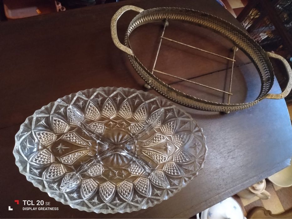 Tabuleiro para aperitivos em vidro lapidado e base em casquinha