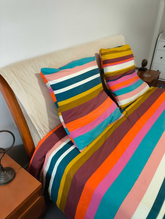 vendo cama (1,40x2,00) com duas mesas de cabeceira. bom estado.