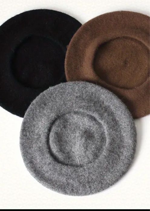 Модні весняні берети трьох кольорів.