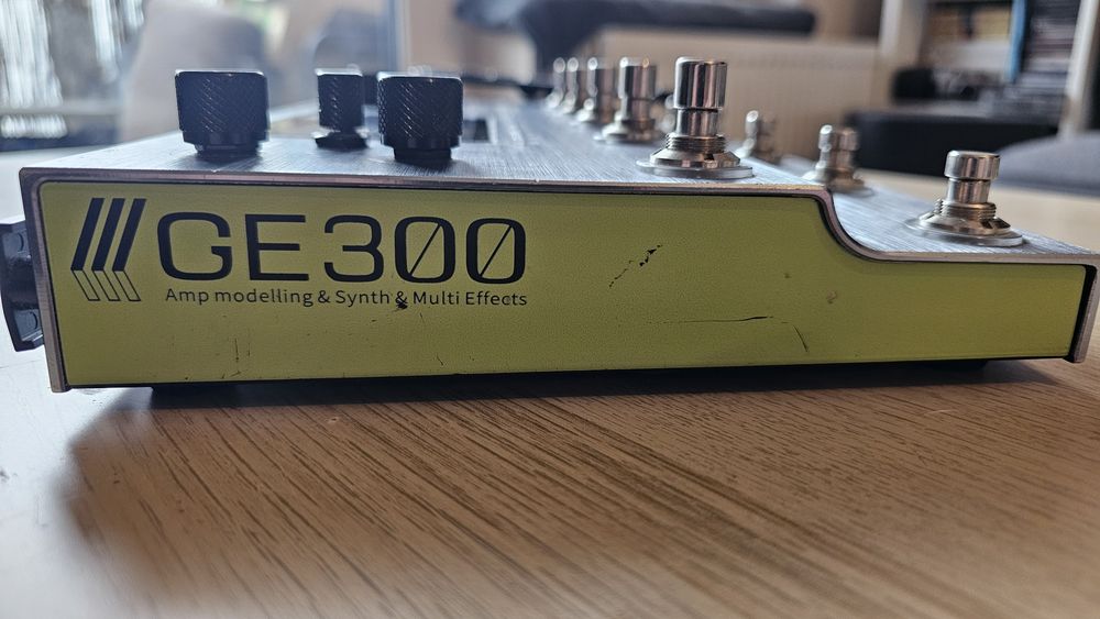 Mooer GE 300 - multiefekt, symulator, syntezator