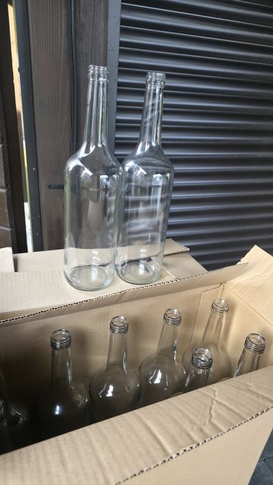 Butelki na wino.