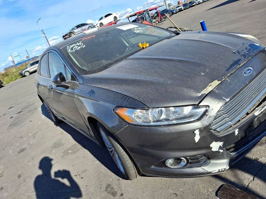 Машина Ford Fusion 2016