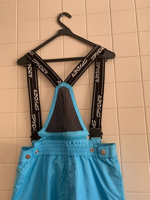 Fato de neve pouco usado