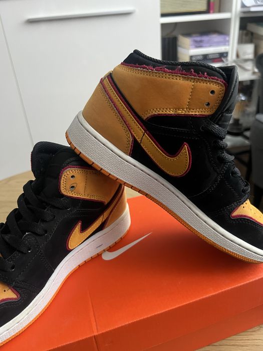 Jordan Brand Air Jordan 1 Mid SE "Black Vivid Orange