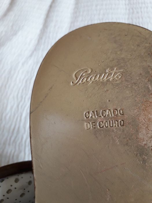 Sandálias em pele branca e sola de couro, 30