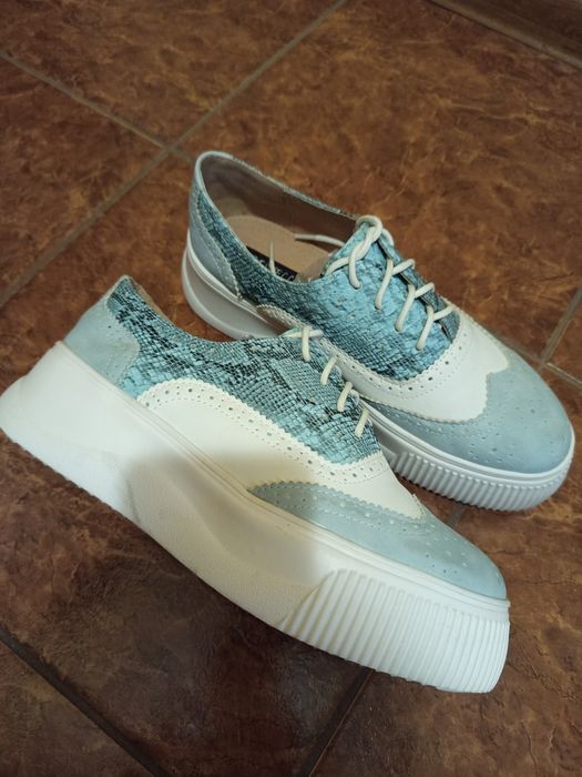 Błękitno białe buty sportowe 40