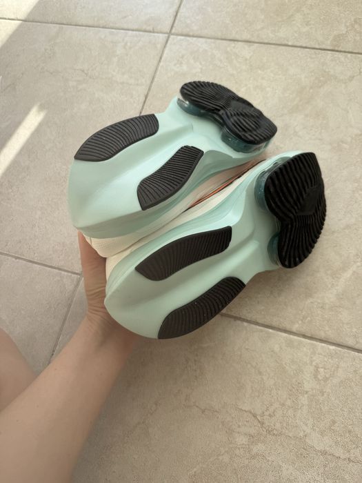 Бігові кросівки