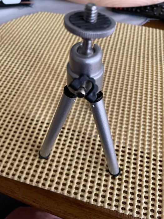 Mini statyw do aparatów, mini głośników.