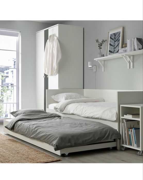 Cama dupla com gavetao e um colchao