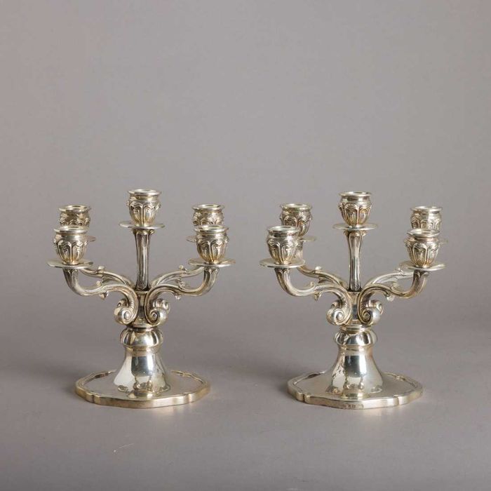 Par de candelabros de mesa antigos em bronze