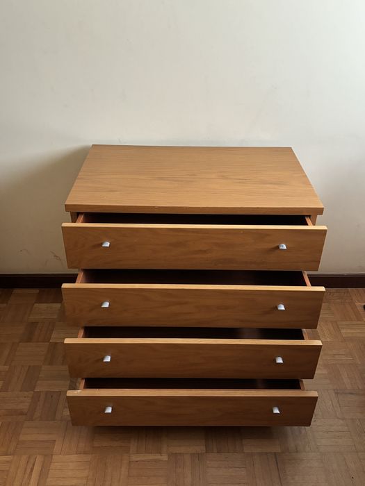 Comóda em madeira maciça