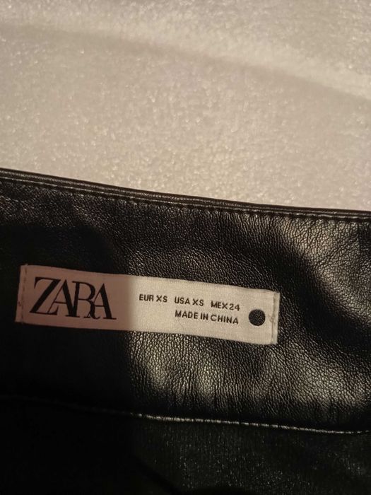 Czarna spódnica z ekoskóry  ZARA
