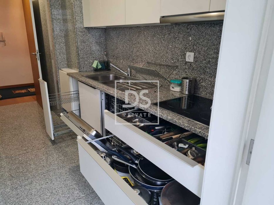 arrendar t3 com 3 casas de banho completas.