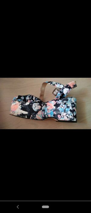 Buty na grubej podeszwie . Platformy