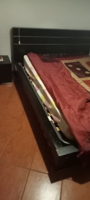 Cama de casal e secretária