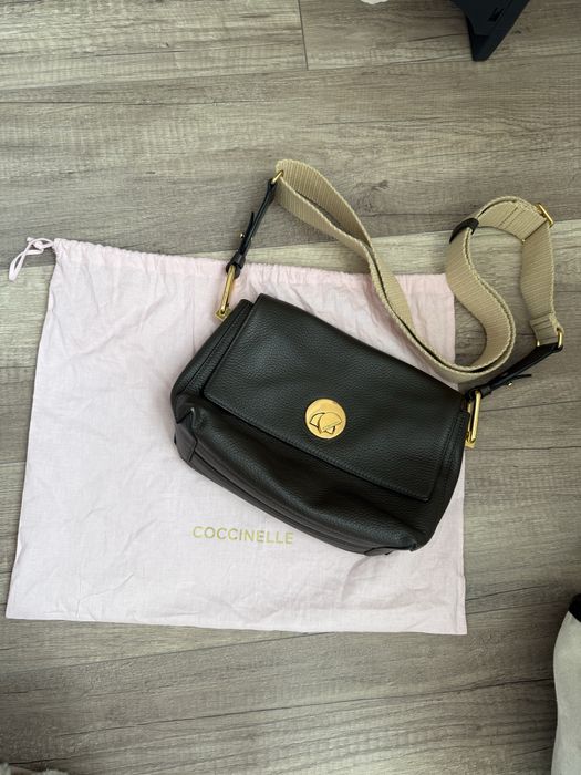 Brązowa ze złotymi elementami torebka na pasku Coccinelle Liya