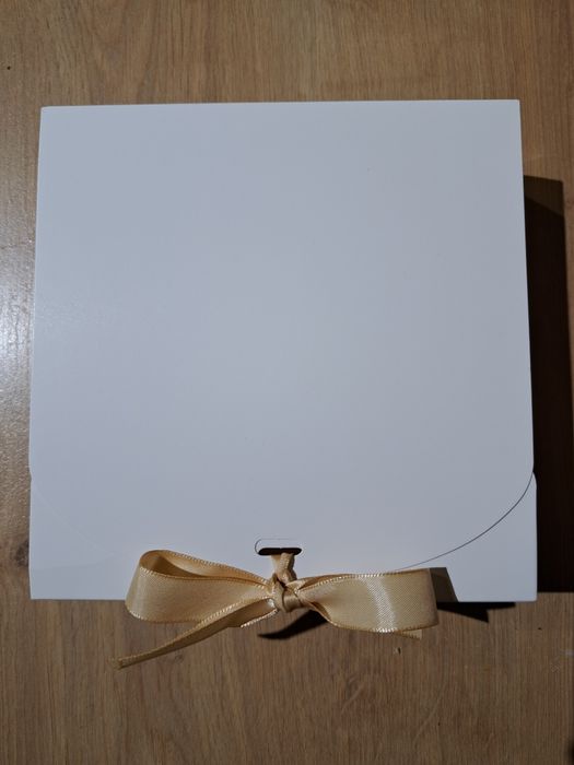 Подарункова коробка зі стрічкою,біла упаковка, для наборів.