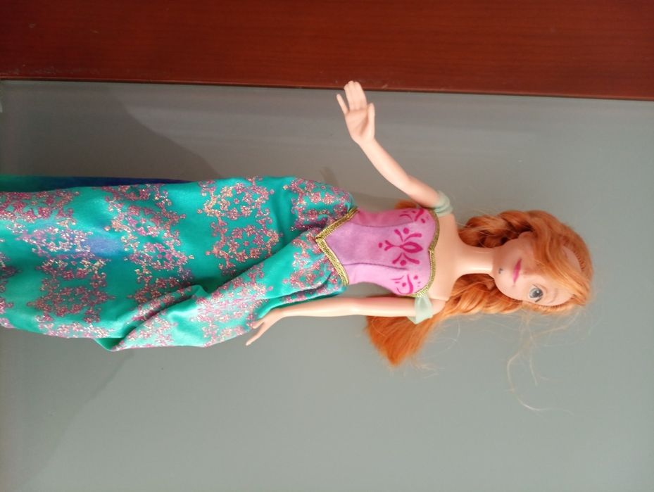 3 bonecas: 2 Barbies  e 1 Princesa Ana