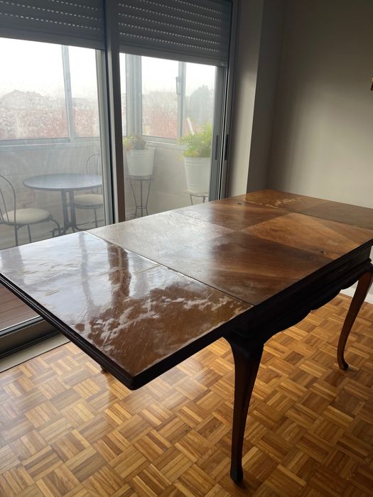 Mesa de jantar e cadeiras