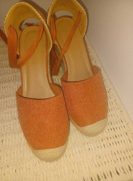 Sandálias de cunha cor de tijolo
