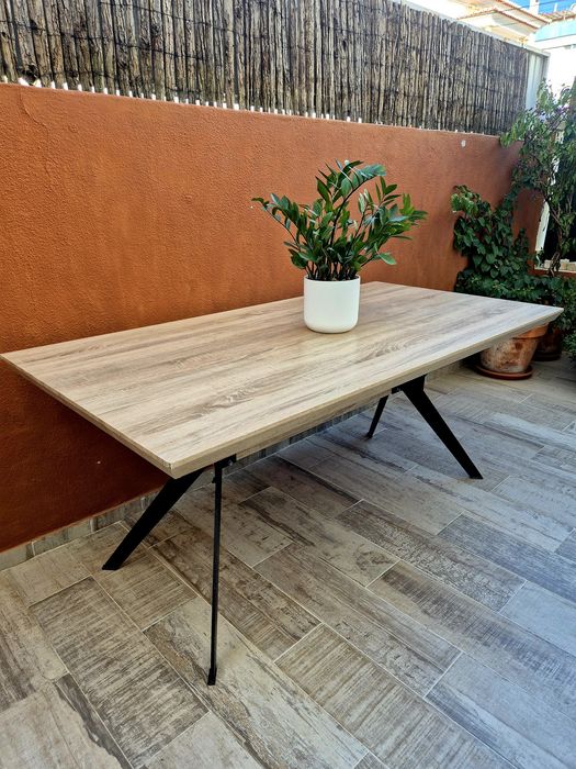 Mesa com estrutura em aço 90x180