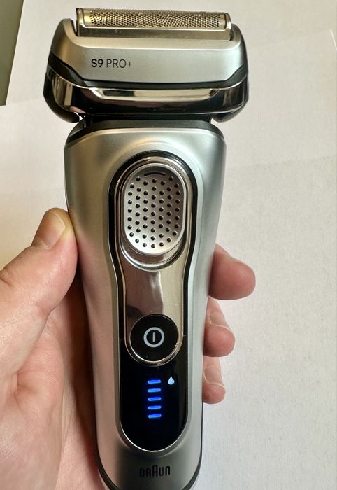 Golarka elektryczna, Braun series 9 (ze stacją czyszczącą)