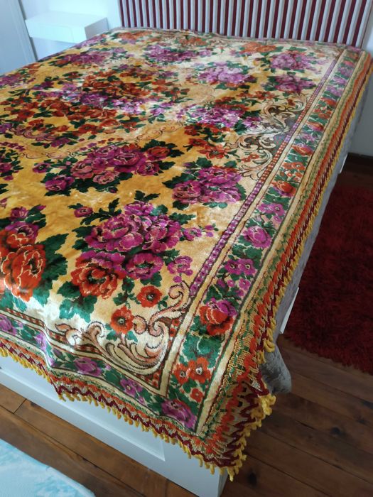 Colcha em veludo com motivos florais, cama de casal.