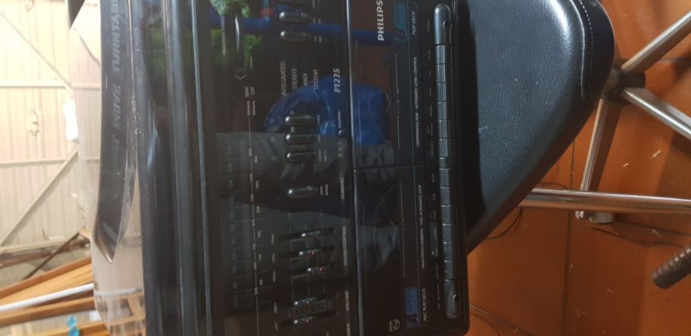 Aparelhagem com rádio, leitor de cassetes e gira-discos