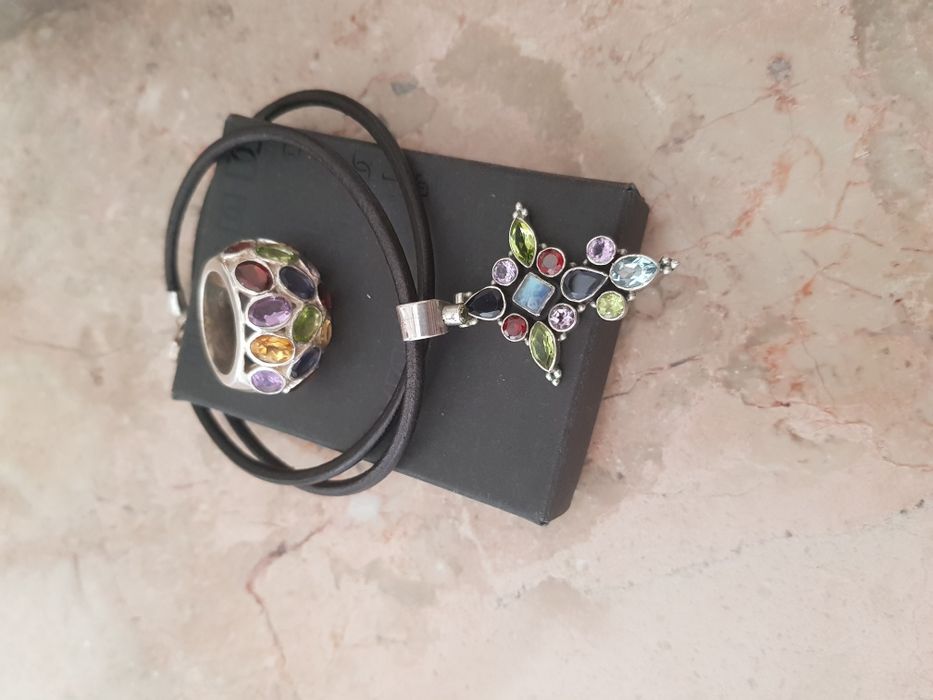 Colar com cruz de prata e pedras semi preciosas.