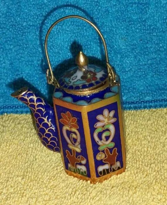 Bule em miniatura decorativo 
feito com a técnica de esmalte cloisonné