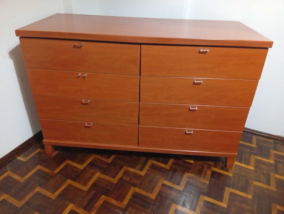 Cómoda em cerejeira